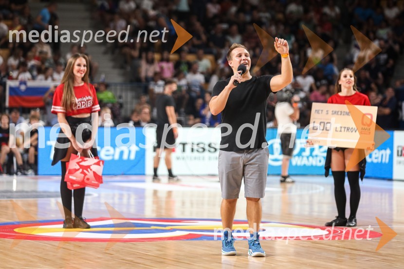  ... ;  Blaž  Babić, animator publike na POP TV in stand up komikKošarkarska tekma Slovenija - Estonija