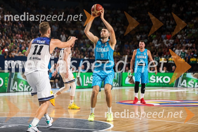  ... ;  Mike Tobey, košarkarKošarkarska tekma Slovenija - Estonija