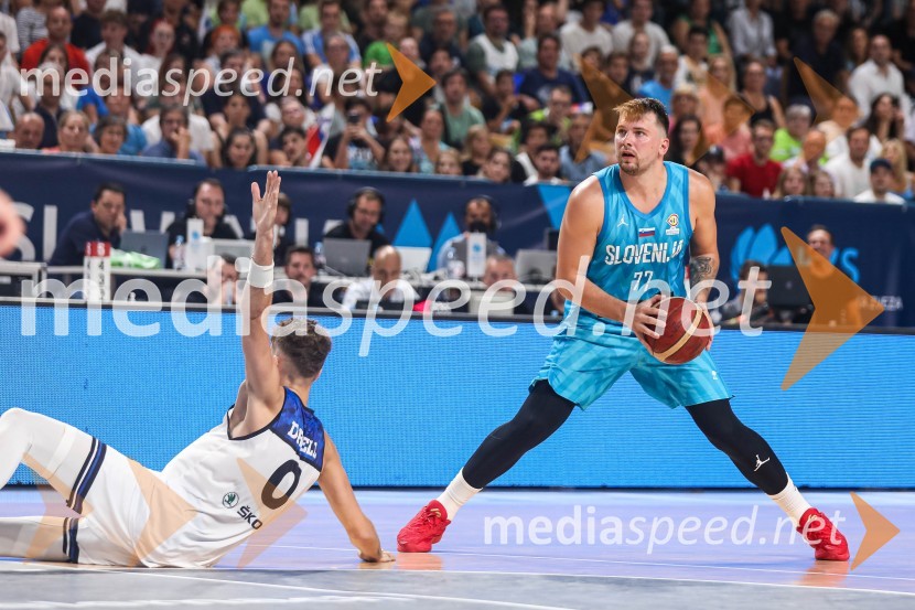  ... ;  Luka  Dončić, košarkarKošarkarska tekma Slovenija - Estonija