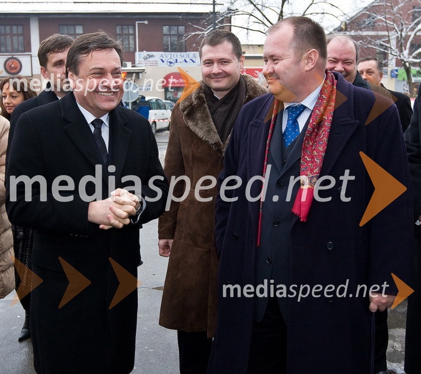 Zoran Janković, župan Ljubljane, mag. Igor Marinič, namestnik generalnega direktorja Pošte Slovenije in Aleš Hauc, generalni direktor Pošte SlovenijePošta Slovenije, odprtje prenovljenih poslovnih prostorov pošte Ljubljana Moste