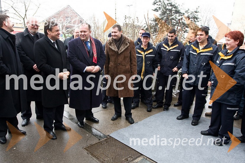 Zoran Janković, župan Ljubljane, Aleš Hauc, generalni direktor Pošte Slovenije, mag. Igor Marinič, namestnik generalnega direktorja Pošte Slovenije in uslužbenciPošta Slovenije, odprtje prenovljenih poslovnih prostorov pošte Ljubljana Moste