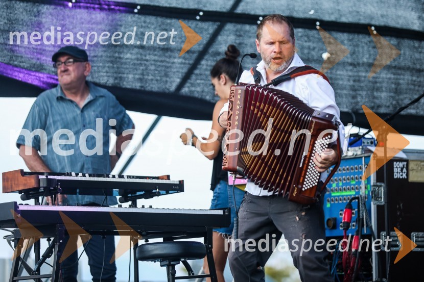  Vlado Poredoš, glasbenik, skupina Orlek;  Jure Tori, glasbenikSvetovno prvenstvo v odbojki 2022, Slovenija - Kamerun