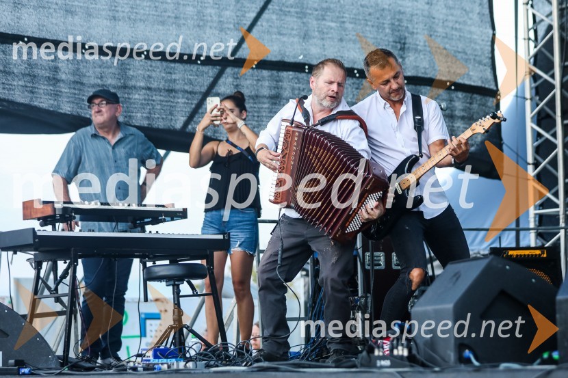  Jure Tori, glasbenik;  Matej Fele, skupina OrlekSvetovno prvenstvo v odbojki 2022, Slovenija - Kamerun