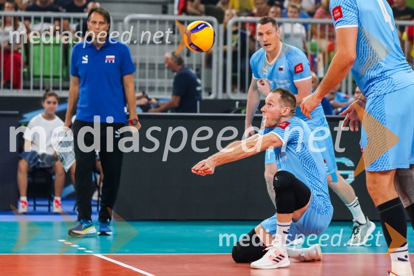  Gheorghe Crețu, trener odbojkarske reprezentance Slovenije;  Tine  Urnaut, kapetan slovenske odbojkarske reprezentance;  Tonček  Štern, odbojkarSvetovno prvenstvo v odbojki 2022, Slovenija - Kamerun