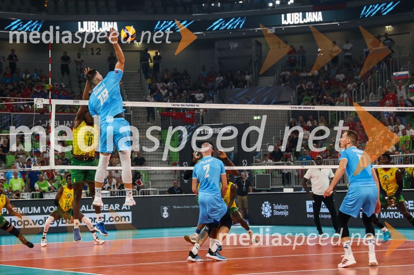  Klemen Čebulj, odbojkar;  Alen  Pajenk  , odbojkar;  Tine  Urnaut, kapetan slovenske odbojkarske reprezentanceSvetovno prvenstvo v odbojki 2022, Slovenija - Kamerun