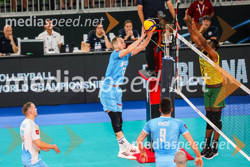  Jani Kovačič, odbojkar;  Tine  Urnaut, kapetan slovenske odbojkarske reprezentance;  Dejan  Vinčić, odbojkar;  ... Svetovno prvenstvo v odbojki 2022, Slovenija - Kamerun