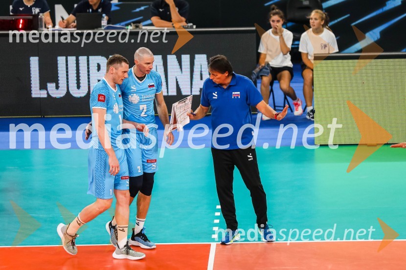  Tonček  Štern, odbojkar;  Alen  Pajenk  , odbojkar;  Gheorghe Crețu, trener odbojkarske reprezentance SlovenijeSvetovno prvenstvo v odbojki 2022, Slovenija - Kamerun