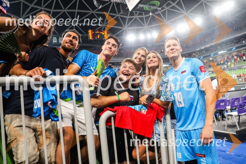  ... ;  ... ;  Žiga Mori;  Janik Kvas;  Neja Kramberger;   Tijana Milojević;  Rok  Možič, slovenski odbojkarski reprezentant Svetovno prvenstvo v odbojki 2022, Slovenija - Kamerun