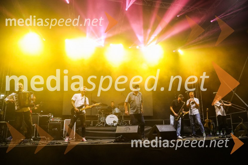  Jure Tori, glasbenik;  Matej Fele, skupina Orlek;  Vlado Poredoš, glasbenik, skupina Orlek;  Jan Adamek, glasbena skupina Orlek;  ... ;  ... Svetovno prvenstvo v odbojki 2022, Slovenija - Kamerun