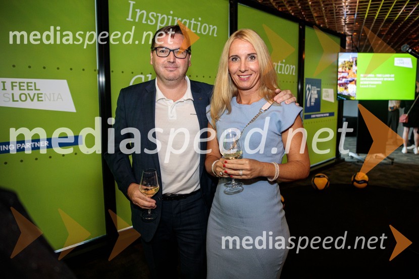  Roman Dobnikar, predsednik Atletske zveze Slovenije;  Petra Tratnik Dobnikar, vodja nabave Fraport SlovenijaSvetovno prvenstvo v odbojki 2022, Slovenija - Francija