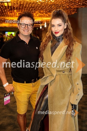  Dejan Tamše, direktor festivala BUMfest, organizator dogodkov, tolkalec;  Maja Keuc, pevka, AmayaSvetovno prvenstvo v odbojki 2022, Slovenija - Francija