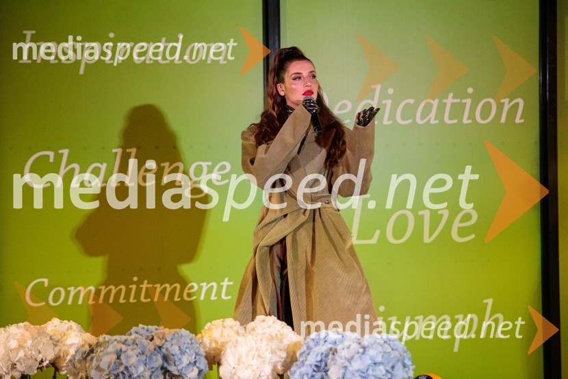  Maja Keuc, pevka, AmayaSvetovno prvenstvo v odbojki 2022, Slovenija - Francija