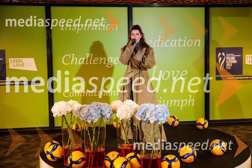  Maja Keuc, pevka, AmayaSvetovno prvenstvo v odbojki 2022, Slovenija - Francija