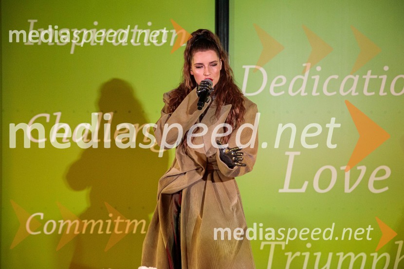  Maja Keuc, pevka, AmayaSvetovno prvenstvo v odbojki 2022, Slovenija - Francija