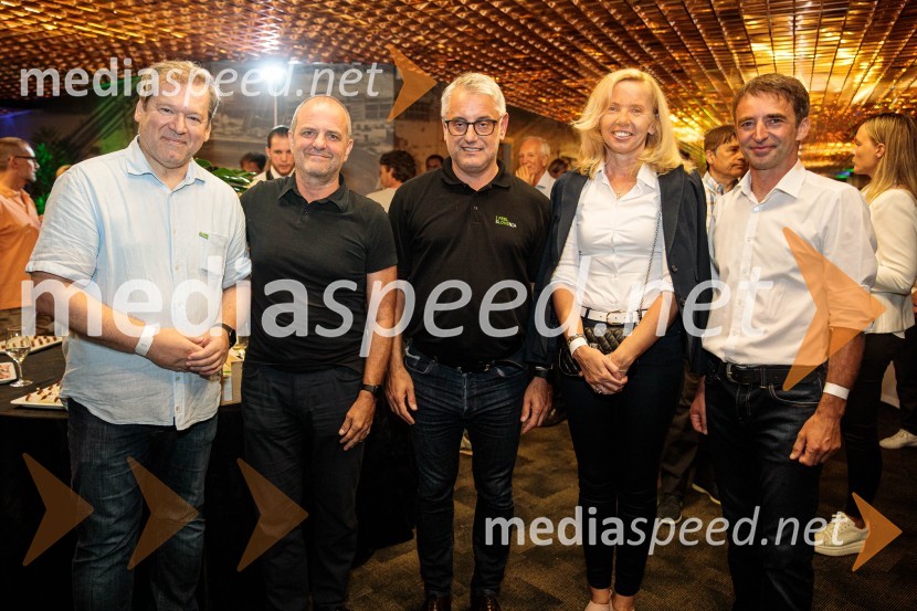   Igor Papič, minister za izobraževanje, znanost in šport;  ... ;  Matjaž Han, minister za gospodarski razvoj in tehnologijo; mag. Tatjana  Bobnar, ministrica za notranje zadeve; dr. Franci Petek, nekdanji smučarski skakalec in direktor SZSSvetovno prvenstvo v odbojki 2022, Slovenija - Francija