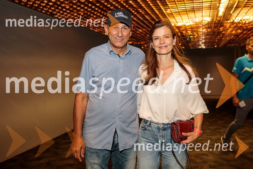  Janez Janša, predsednik stranke SDS;  Urška Bačovnik Janša, zdravnica, soproga Janeza JanšeSvetovno prvenstvo v odbojki 2022, Slovenija - Francija