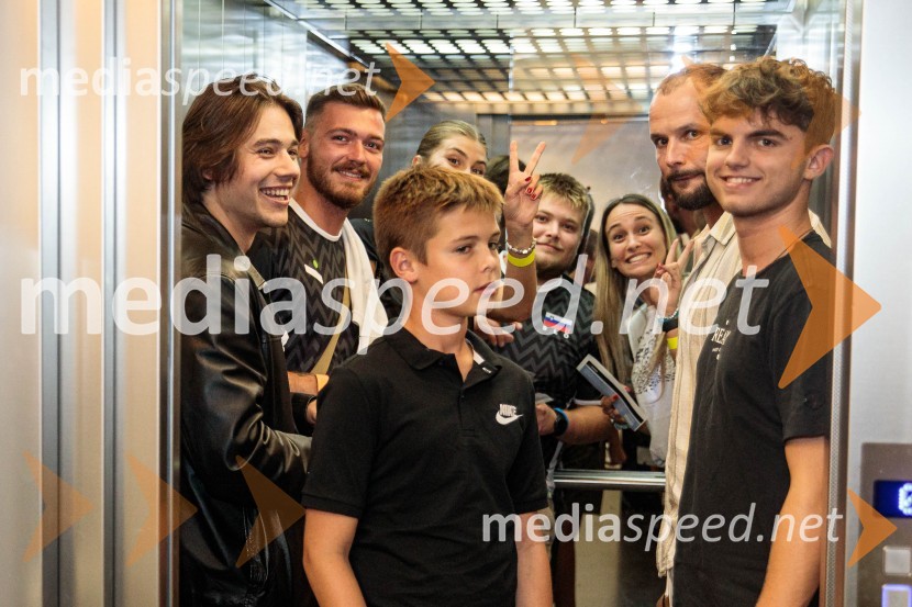  Bojan Cvjetićanin, Joker Out;  Nejc Miklošič;  ... ;  Neja Kramberger;  Janik Kvas;   Tijana Milojević;  ... ;  ... Svetovno prvenstvo v odbojki 2022, Slovenija - Francija