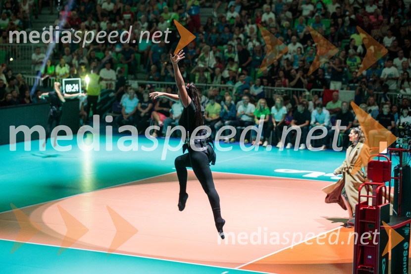  Tamia Šeme, cirkuška umetnica;  Maja Keuc, pevka, AmayaSvetovno prvenstvo v odbojki 2022, Slovenija - Francija