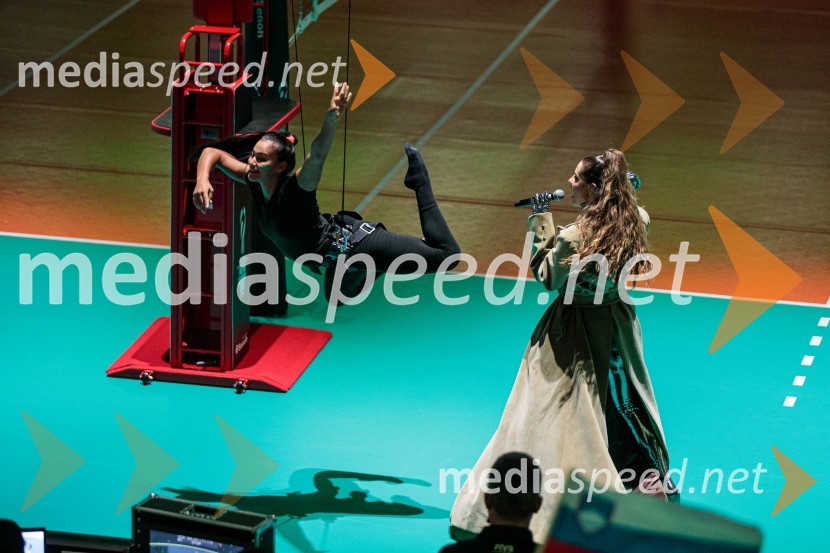  Tamia Šeme, cirkuška umetnica;  Maja Keuc, pevka, AmayaSvetovno prvenstvo v odbojki 2022, Slovenija - Francija