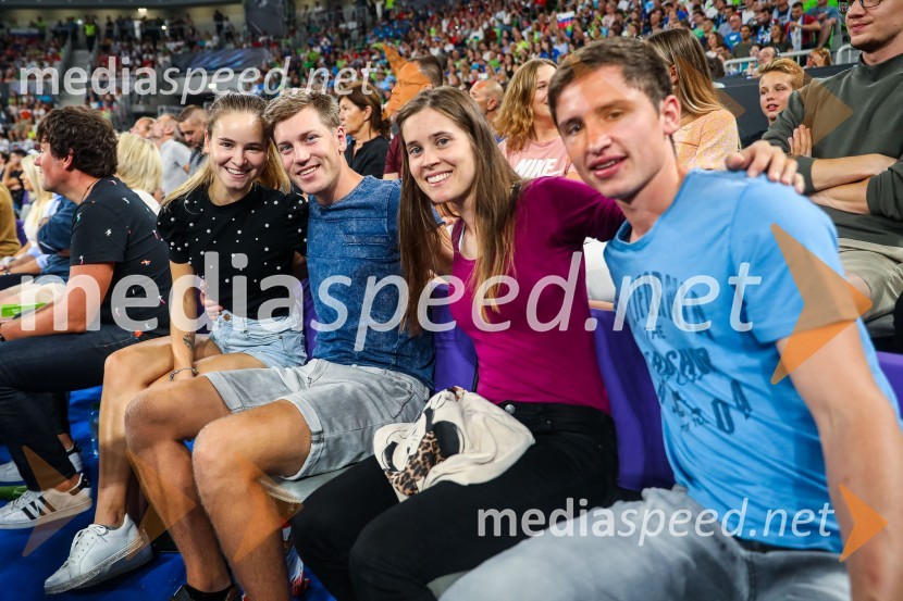  Nika Križnar, smučarska skakalka;  Aljaž Vodan, nekdanji smučarski skakalec;  Urša Bogataj, smučarska skakalka;  Sandi KrižnarSvetovno prvenstvo v odbojki 2022, Slovenija - Francija