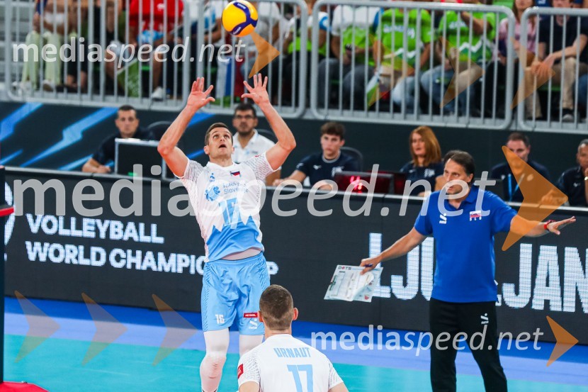  Gregor  Ropret, odbojkar;  Tine  Urnaut, kapetan slovenske odbojkarske reprezentance;  Gheorghe Crețu, trener odbojkarske reprezentance SlovenijeSvetovno prvenstvo v odbojki 2022, Slovenija - Francija