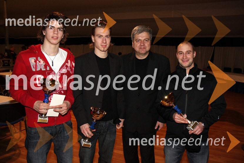 Miha Verlič, hokejist HDK Stavbar, Andrej Verlič, podžupan Maribora, Jure Verlič, hokejist HDK Stvabar in Aleš Burnik, hokejist HDK Stavbar

 



 

 










 



 



 

 




 







 
Izbor športnik Maribora 2008