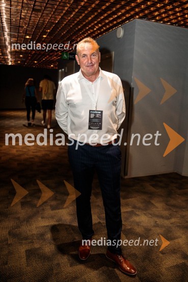  Metod Ropret, predsednik Odbojkarske zveze SlovenijeSlovenci na krilih polne dvorane Stožice  ekspresno odpravili Nemce in se uvrstili v osmino finala