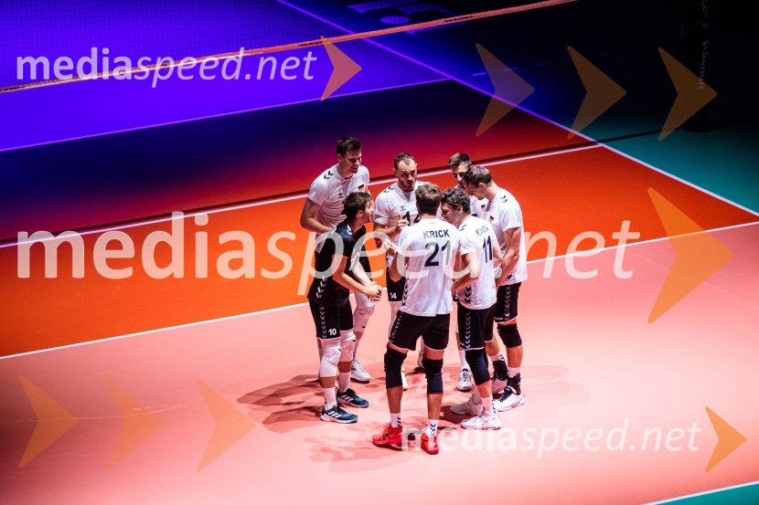 Slovenci na krilih polne dvorane Stožice  ekspresno odpravili Nemce in se uvrstili v osmino finala