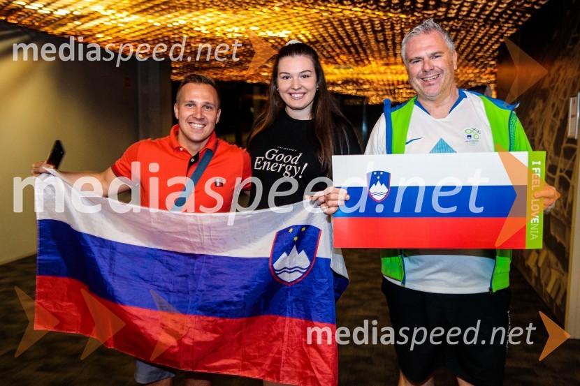  Blaž  Babić, animator publike na POP TV in stand up komik;  Mojca Deželak;  Miha Deželak, radijski voditelj, humanitarecSlovenci na krilih polne dvorane Stožice  ekspresno odpravili Nemce in se uvrstili v osmino finala