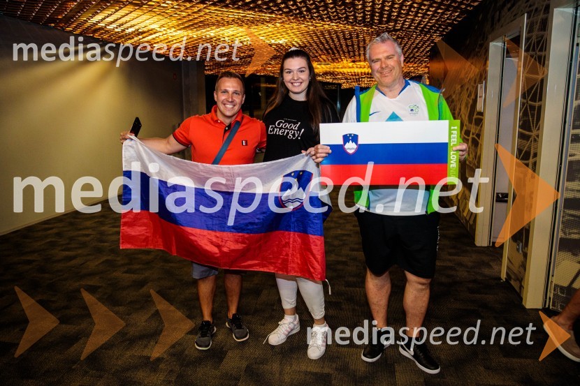  Blaž  Babić, animator publike na POP TV in stand up komik;  Mojca Deželak;  Miha Deželak, radijski voditelj, humanitarecSlovenci na krilih polne dvorane Stožice  ekspresno odpravili Nemce in se uvrstili v osmino finala