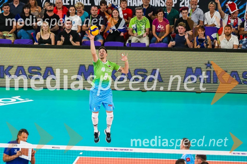  Dejan  Vinčić, odbojkarSlovenci na krilih polne dvorane Stožice  ekspresno odpravili Nemce in se uvrstili v osmino finala