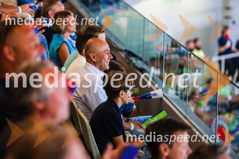  Janez Janša, predsednik stranke SDSSlovenci na krilih polne dvorane Stožice  ekspresno odpravili Nemce in se uvrstili v osmino finala