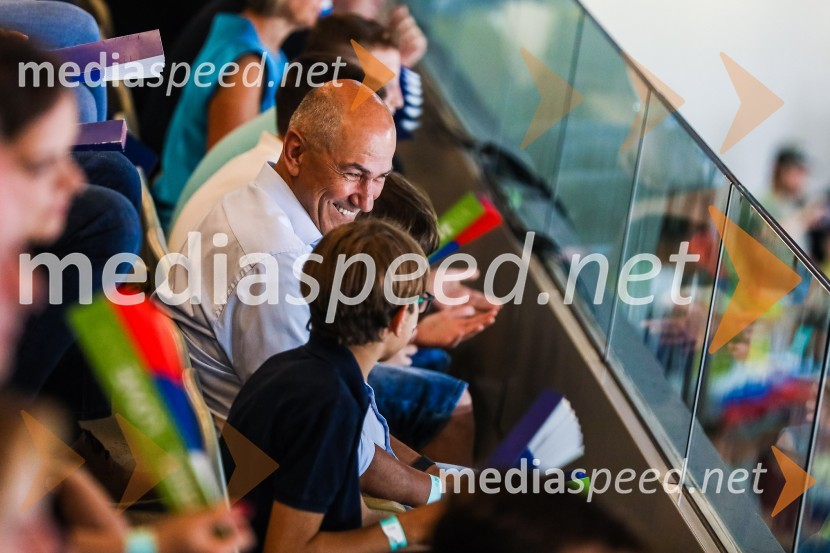  Janez Janša, predsednik stranke SDSSlovenci na krilih polne dvorane Stožice  ekspresno odpravili Nemce in se uvrstili v osmino finala