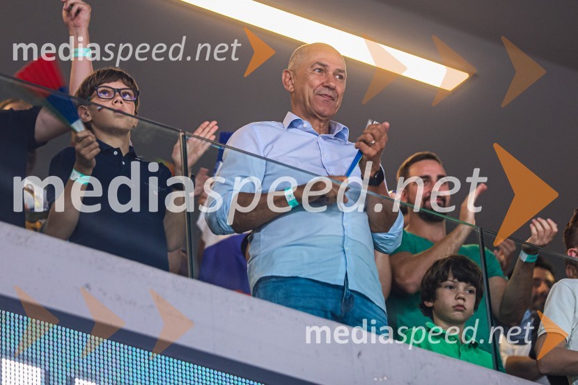  Janez Janša, predsednik stranke SDSSlovenci na krilih polne dvorane Stožice  ekspresno odpravili Nemce in se uvrstili v osmino finala