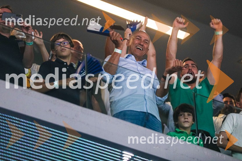  Janez Janša, predsednik stranke SDSSlovenci na krilih polne dvorane Stožice  ekspresno odpravili Nemce in se uvrstili v osmino finala