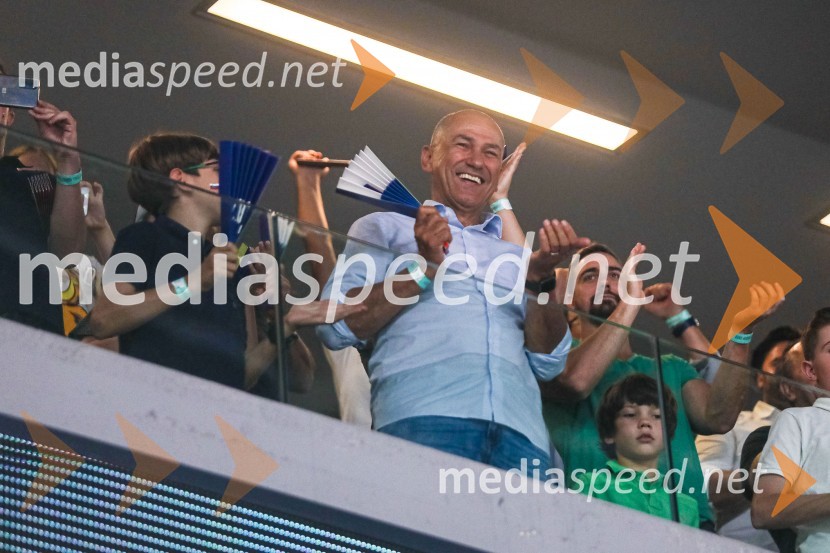  Janez Janša, predsednik stranke SDSSlovenci na krilih polne dvorane Stožice  ekspresno odpravili Nemce in se uvrstili v osmino finala