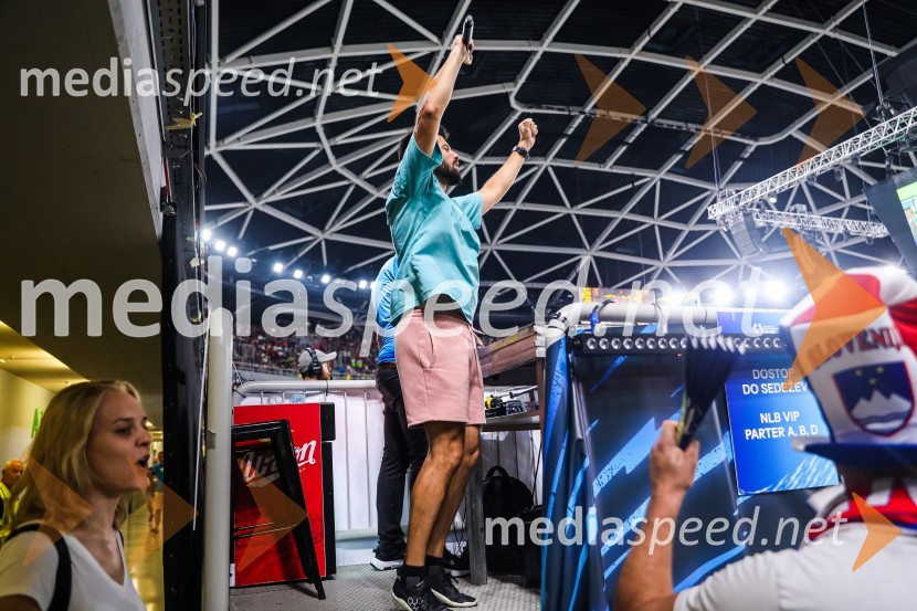  Uroš Bitenc, moderator, vplivnešSlovenci na krilih polne dvorane Stožice  ekspresno odpravili Nemce in se uvrstili v osmino finala