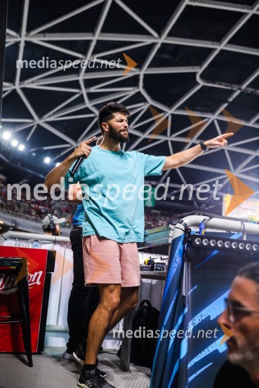  Uroš Bitenc, moderator, vplivnešSlovenci na krilih polne dvorane Stožice  ekspresno odpravili Nemce in se uvrstili v osmino finala