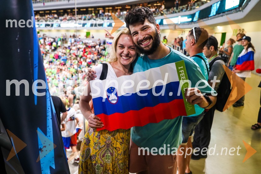  Tadeja Pavlič, plesalka;  Uroš Bitenc, moderator, vplivnešSlovenci na krilih polne dvorane Stožice  ekspresno odpravili Nemce in se uvrstili v osmino finala