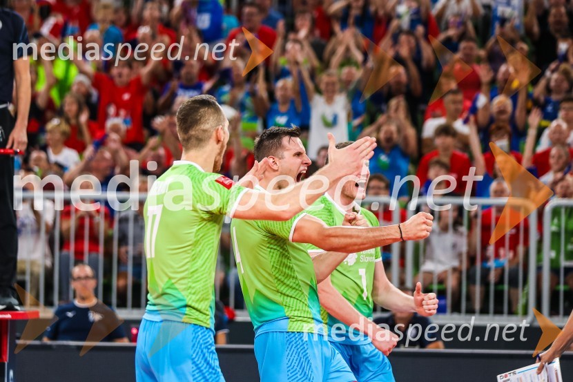  Tine  Urnaut, kapetan slovenske odbojkarske reprezentance;  Jan  Kozamernik, odbojkar;  Tonček  Štern, odbojkarSlovenci na krilih polne dvorane Stožice  ekspresno odpravili Nemce in se uvrstili v osmino finala