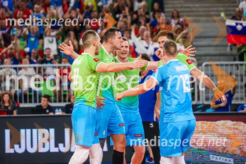  Tine  Urnaut, kapetan slovenske odbojkarske reprezentance;  Jan  Kozamernik, odbojkar;  Tonček  Štern, odbojkar;  Dejan  Vinčić, odbojkar;  Jani Kovačič, odbojkarSlovenci na krilih polne dvorane Stožice  ekspresno odpravili Nemce in se uvrstili v osmino finala