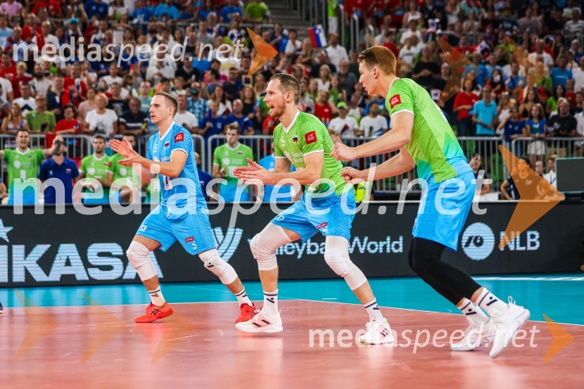  Jani Kovačič, odbojkar;  Tine  Urnaut, kapetan slovenske odbojkarske reprezentance;  Rok  Možič, slovenski odbojkarski reprezentant Slovenci na krilih polne dvorane Stožice  ekspresno odpravili Nemce in se uvrstili v osmino finala