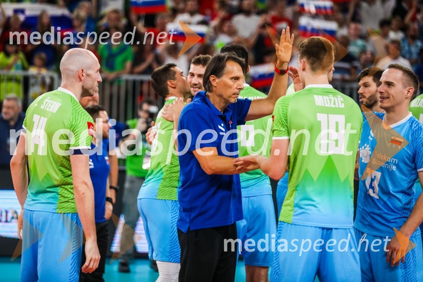  Žiga  Štern, odbojkar;  Gheorghe Crețu, trener odbojkarske reprezentance Slovenije;  Rok  Možič, slovenski odbojkarski reprezentant ;  Jani Kovačič, odbojkarSlovenci na krilih polne dvorane Stožice  ekspresno odpravili Nemce in se uvrstili v osmino finala