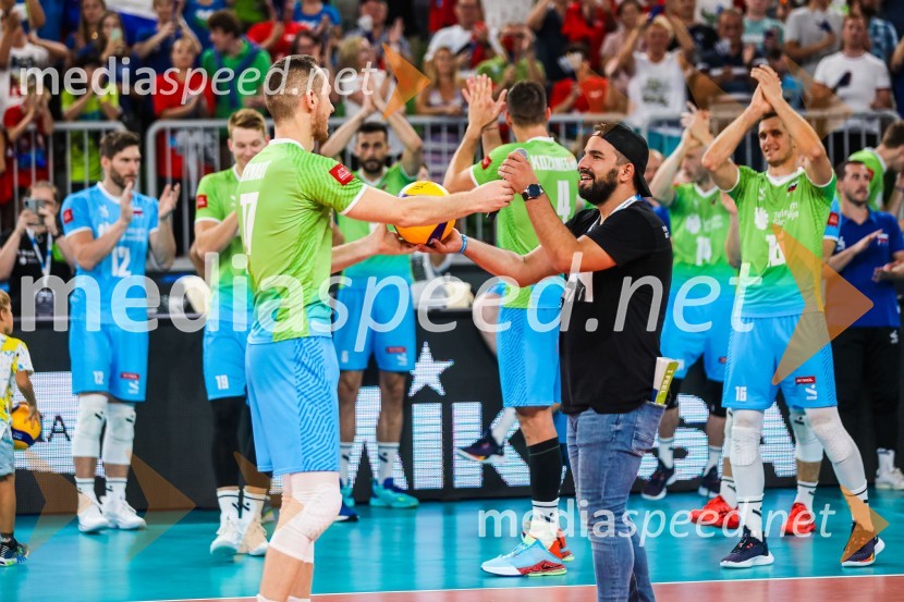  Tine  Urnaut, kapetan slovenske odbojkarske reprezentance;  ... Slovenci na krilih polne dvorane Stožice  ekspresno odpravili Nemce in se uvrstili v osmino finala