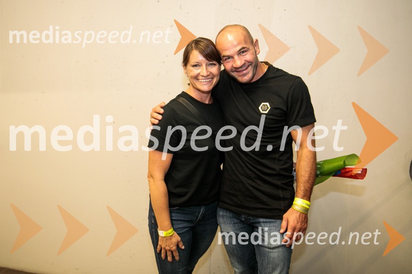  Nataša Zavec;  Dejan Zavec, nekdanji boksarSlovenci na krilih polne dvorane Stožice  ekspresno odpravili Nemce in se uvrstili v osmino finala