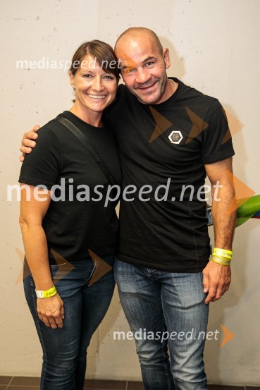  Nataša Zavec;  Dejan Zavec, nekdanji boksarSlovenci na krilih polne dvorane Stožice  ekspresno odpravili Nemce in se uvrstili v osmino finala