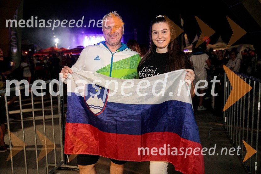  Miha Deželak, radijski voditelj, humanitarec;  Mojca DeželakSlovenci na krilih polne dvorane Stožice  ekspresno odpravili Nemce in se uvrstili v osmino finala