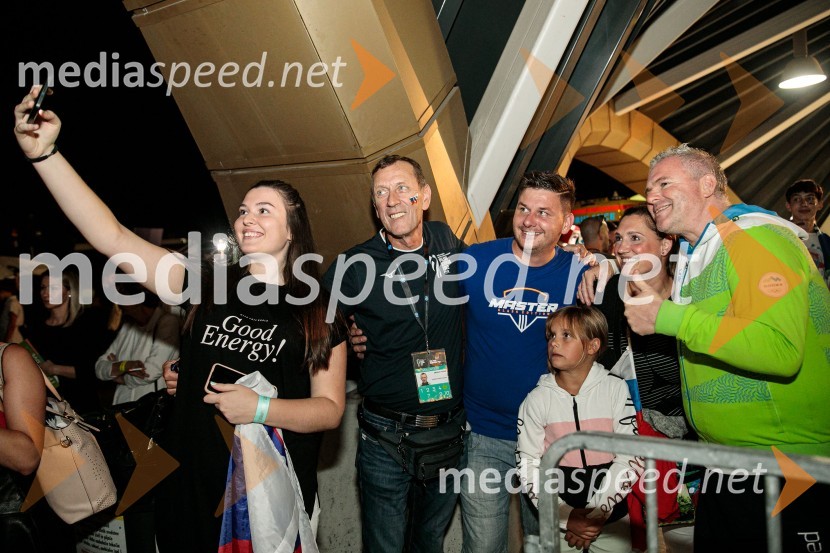 Slovenci na krilih polne dvorane Stožice  ekspresno odpravili Nemce in se uvrstili v osmino finala