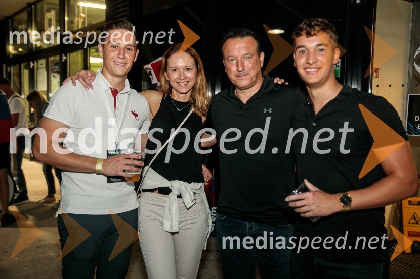 Slovenci na krilih polne dvorane Stožice  ekspresno odpravili Nemce in se uvrstili v osmino finala