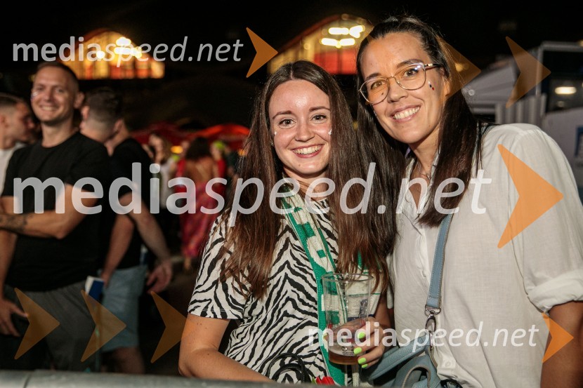 Slovenci na krilih polne dvorane Stožice  ekspresno odpravili Nemce in se uvrstili v osmino finala